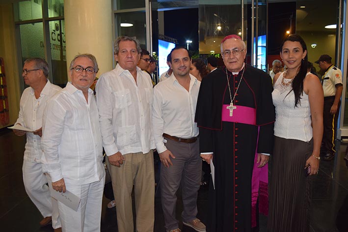 Edgar Rey, Rafael González, Edison González, monseñor Luis Adriano Piedrahita y Melissa Martínez.