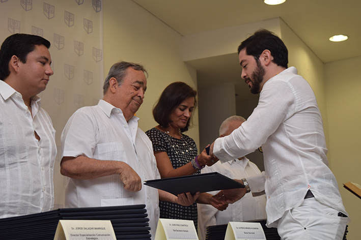 El rector de la Universidad Sergio Arboleda, Alfredo Méndez, entrega a Jaime Eduardo Vives Caballero su diploma de postgrado en Derecho.