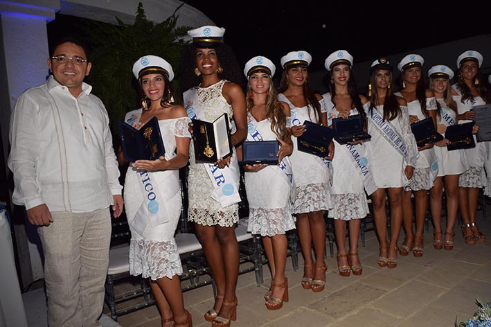 El alcalde Rafael Martínez con las candidatas, quienes compiten por ser la nueva Capitana Nacional del Mar 2016, luego de recibir las llaves de la ciudad.