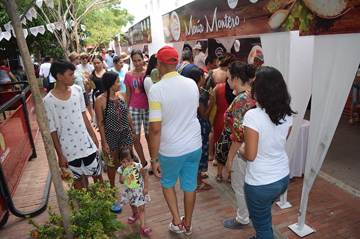 Cientos de familias se reunieron en el Festival de la Cocina para probar las múltiples variedades de platos del Caribe.