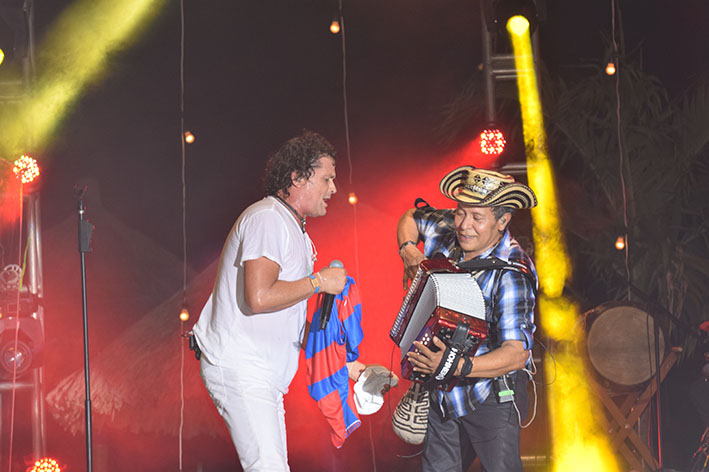 Carlos Vives  interpretó varias canciones con la camiseta del Unión del Magdalena en la mano y acompañado de su inseparable acordeonero, Egidio Cuadrado.