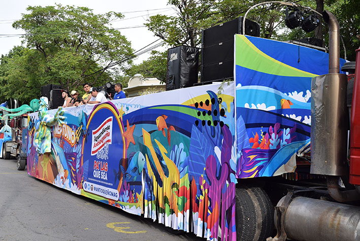 La carroza de Liconsumag durante el Desfile Folclórico de la Fiesta de Mar 2016, promocionando su marca Aguardiente Antioqueño, patrocinador oficial.