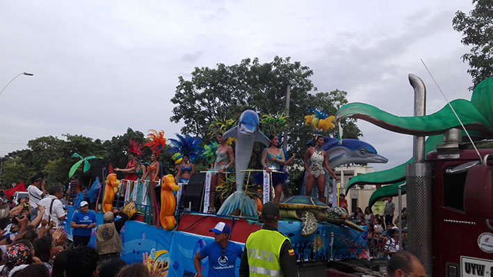 Las aspirantes a Capitana Nacional del Mar 2016, durante el recorrido del Desfile Folclórico en el marco de la Fiesta del Mar.