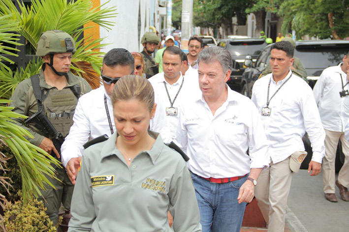 Juan Manuel Santos, primer mandatario de la República, cuando llegaba al Festival de la Cocina Samaria, acompañado de la ministra de Comercio, María Claudia Lacouture.