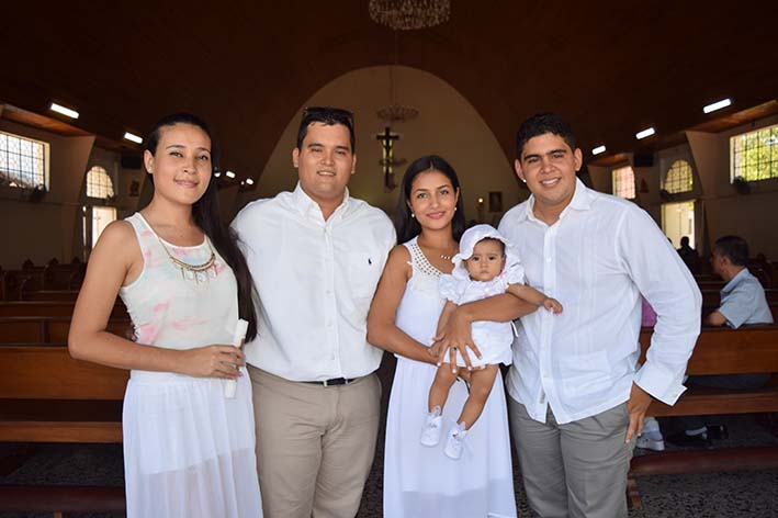 La bautizada María Paula Ramírez Vinazco; sus padres Raúl Ramírez y Estefanía Vinazco; sus  padrinos Yina Álvarez y Juan Camilo Roca.