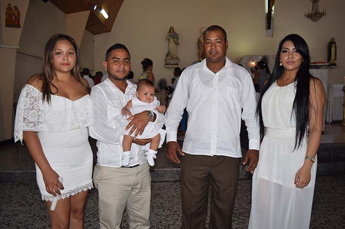 La sacramentada Yaira Sofía Castro Fernández, sus padres Manuel Castro y Julia Fernández; sus padrinos Keih Lacera y Edwin Mercado.