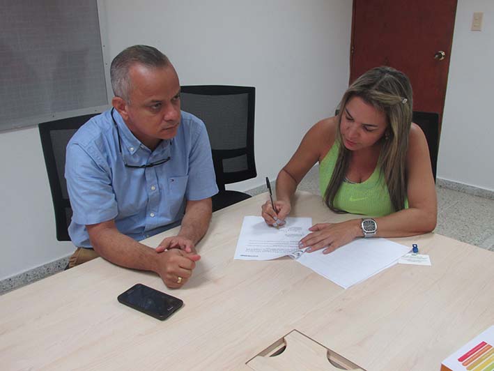 Julio Bonilla Rodelo, gerente de Electricaribe para el Magdalena y Johana Mancuso, directora de Fundación Rosa.