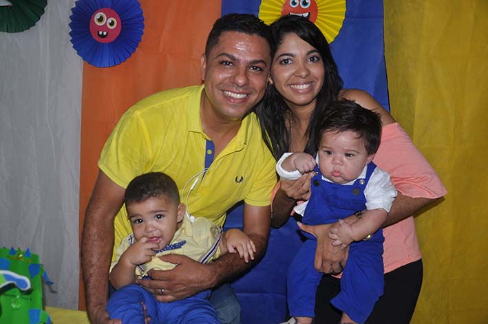 Carlos Miguel, junto a su hermano Tihago José, su padre Carlos Julio Araujo y su tía Katherine Araujo.