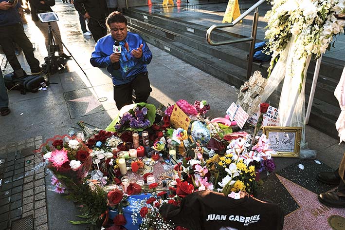 La estrella de Juan Gabriel en el paseo de la fama en Hollywood también se convirtió en un santuario para recibir flores, velas y manifestaciones de cariño por su partida. 