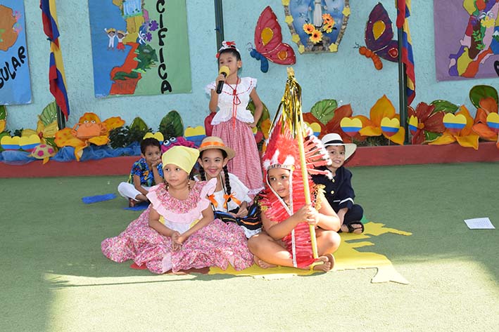 Con atuendos representativos de diferentes regiones del país, los niños hicieron un homenaje al orgullo colombiano. 