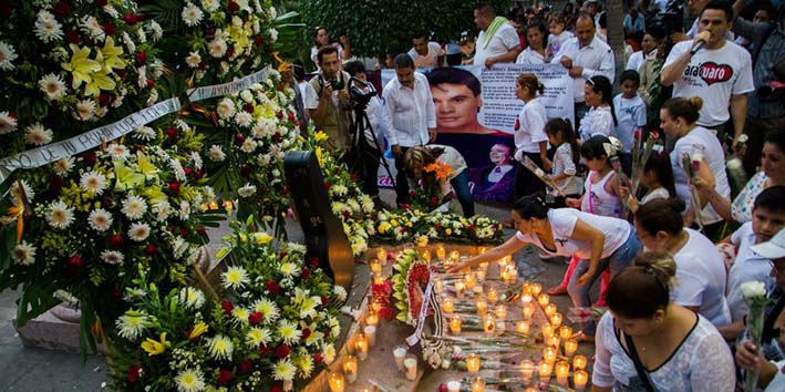 Fans de Juan Gabriel esperan al artista en el Palacio de Bellas Artes, los habitantes de Parácuaro, donde nació Juan Gabriel, esperan ser considerados en el homenaje.