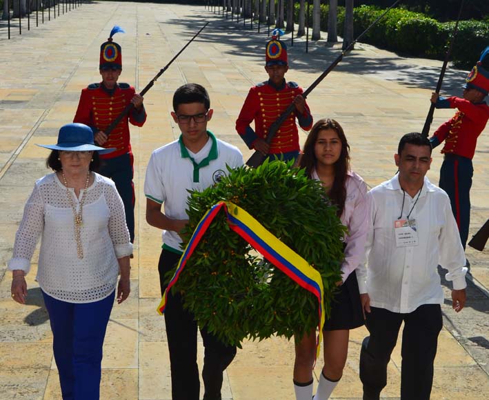  Con una ofrenda floral a la memoria del Libertador Simón Bolívar se dio inicio a una nueva edición de este espacio.
