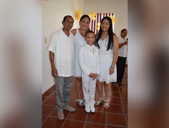 Emmanuel Elías Orozco, en compañía de sus padres, Eilen Robles y Armando Orozco y de su hermana Emily Granados.