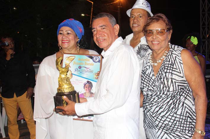 La homenajeada de la noche, Graciela Orozco Méndez, ‘Chela’ Orozco, por la Fundación Pescaíto Dorado recibió su reconocimiento de manos de Alain Manjarrés, presidente de la entidad. 