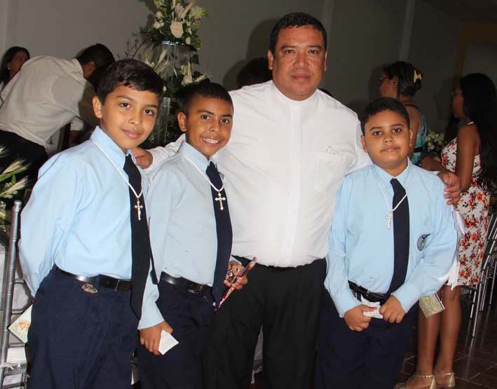 Daniel Martínez, Juan Camilo Ospino, Néstor Escobar junto al sacerdote y rector del colegio, padre Alexandre Grecco.