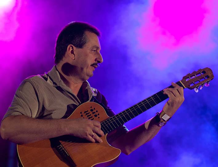 Kent Biswell, pionero de la guitarra jazz en Colombia y quien ha participado en diferentes festivales del mundo, ofrecerá un concierto de jazz latino en el Teatro Pepe Vives Campo.