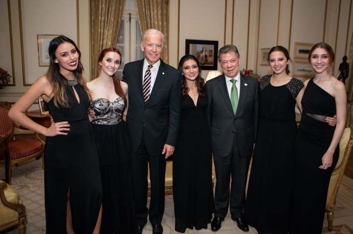 Makis, Juliana, Camila, Natalia, y Olga junto al presidente de Colombia, Juan Manuel Santos y el vicepresidente de Estados Unidos, Joe Biden.