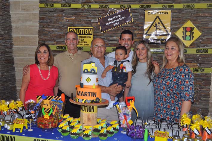 Martín López con los abuelos y sus padres en la celebración.