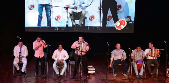 Jóvenes intérpretes durante el lanzamiento del Festival Vallenato el viernes  en Barranquilla.