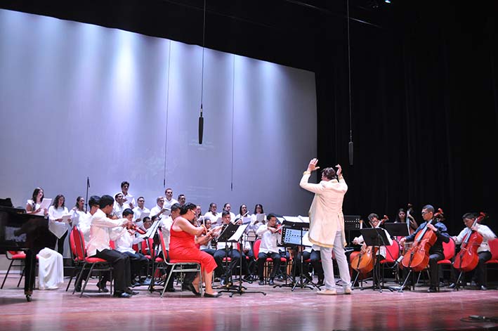 Jóvenes, adultos e incluso niños han atendido la invitación para disfrutar con las interpretaciones de los jóvenes que integran la Sinfónica del Cajamag.