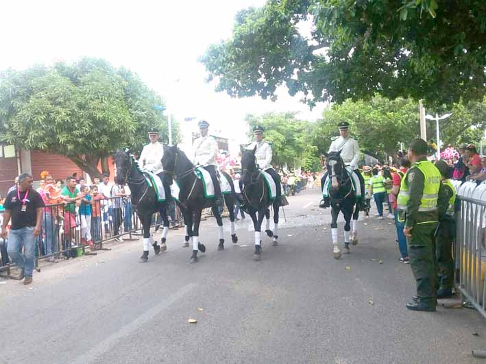 La Policía de Carabineros encabezó el desfile deleitando a los asistentes con los hermosos caballos que hacen parte de esta institución. 