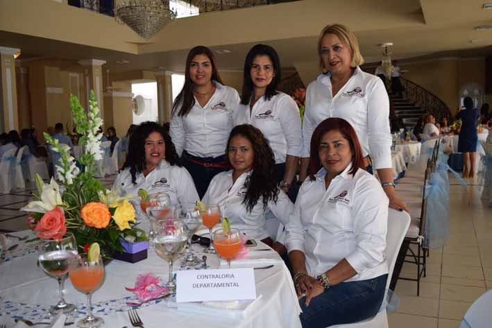 Astrid González, Yulieth Valencia, Mónica De La Hoz, Nayrenes Avendaño, Karime Jiménez y Gala María Villafañe de la Contraloría Departamental. 