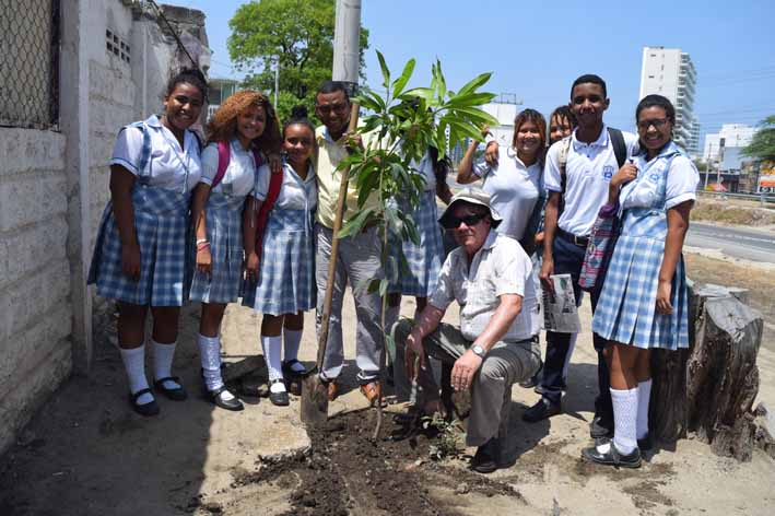 Las siembras en el marco del #RetoPiensaVerdeEI continuarán hoy, cuando el Defensor del Pueblo, Albeis Fuentes y el director de la Unidad Territorial de Víctimas, Carlos Ortiz, plantarán nuevos árboles.