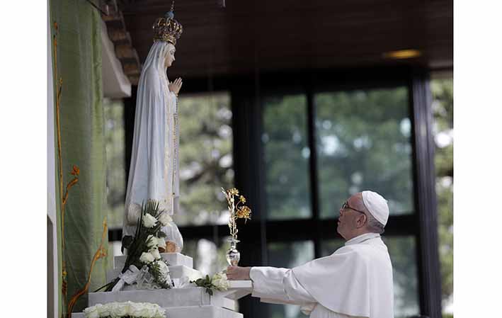 Francisco rezó ayer delante de una imagen de la Virgen María en la advocación de Fátima durante una misa en la que canonizó a dos de los tres pastores que vieron a Nuestra Señora hace 100 años. 