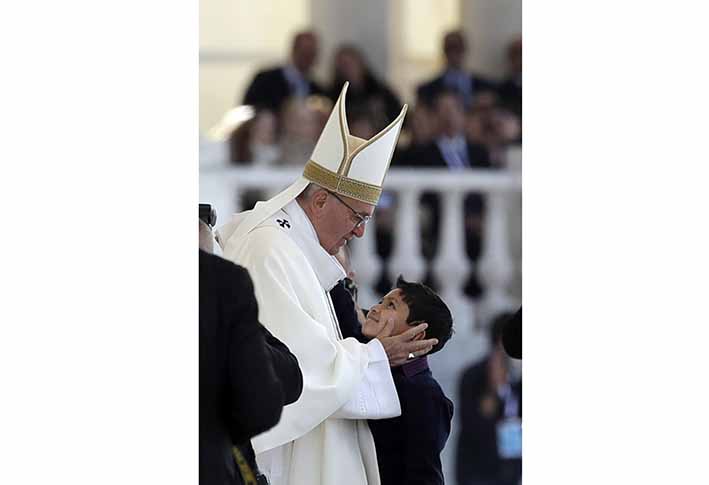 El Papa junto a Lucas Baptista, el niño brasileño cuya sanación médicamente inexplicable fue el “milagro” que se consideró para que los hermanos Marto fueran declarados santos.