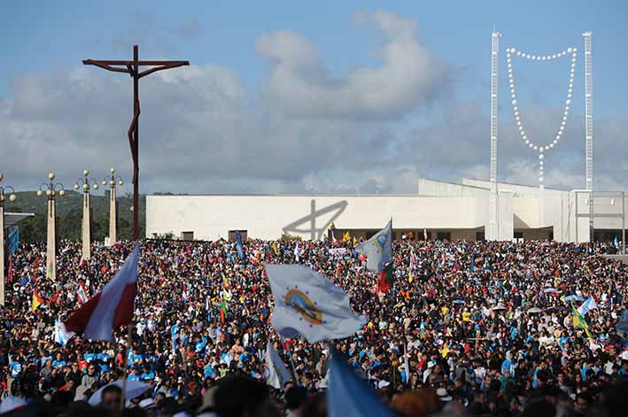 De acuerdo con el Gobierno portugués, unos 500 mil peregrinos y fieles asistieron a la misa al aire libre en la que Francisco canonizó a Jacinta y Francisco Marto.