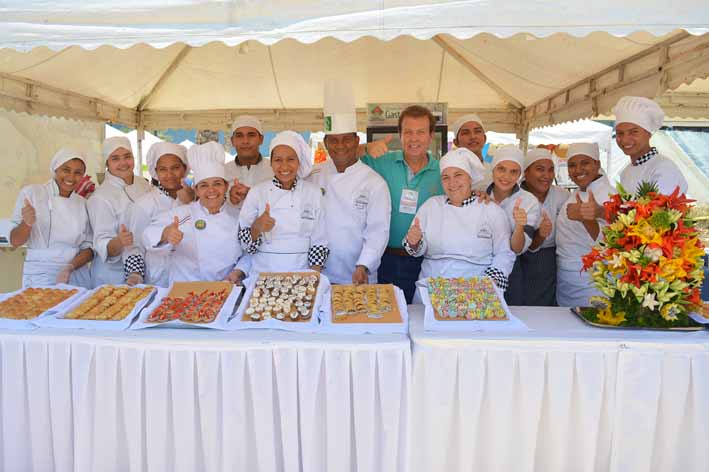La Escuela de Gastronomía de la CBN hizo entrega de 4.000 muestras de pastelería y repostería.
