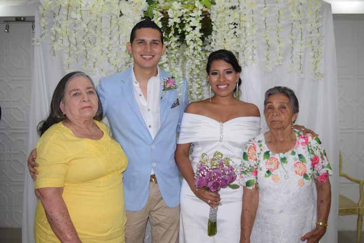 Los recién casados Arnold Sánchez y Linda Linero junto al notario Alejandro López Peñaloza. 
