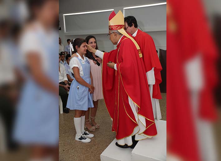 Alejandra Vives Castro recibió la bendición de la mano de su madrina Carolina Castro Solano. 