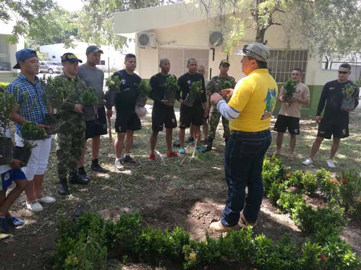 El personal de la Primera División del Ejército aceptó el #RetoPiensaVerdeEI y apadrinará estos árboles donados por la Granja Experimental de la Universidad del Magdalena.