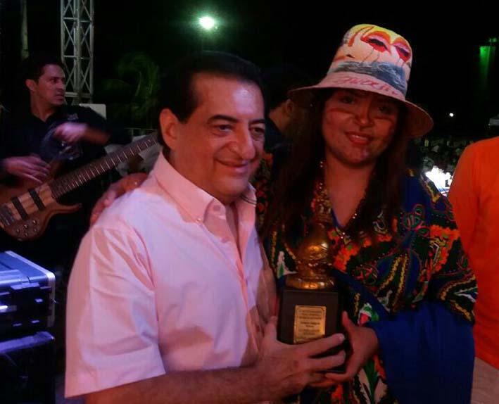 Iris Cúrvelo, ganadora en la categoría Cantantes Mayores junto al maestro Jorge Oñate. 