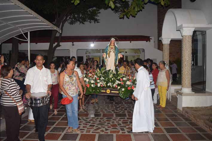La procesión salió desde la parroquia Los Sagrados Corazones de Jesús y María, recorrió el barrio El Cundí y regresó al templo para finalizar. 