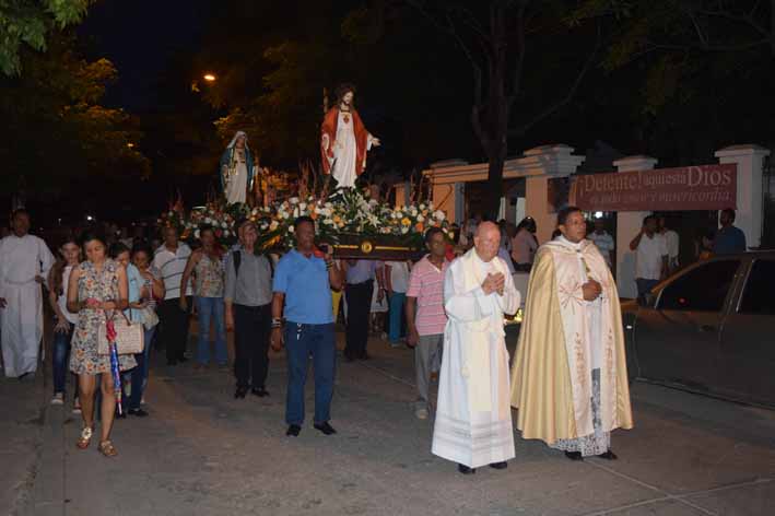 Liderada por el padre Mario González, se llevó a cabo la procesión por los alrededores del barrio El Cundí. 