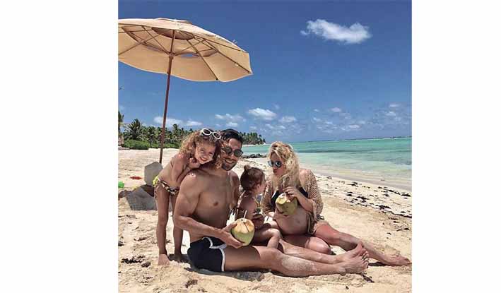 Las imágenes fueron captadas en una hermosa playa de República Dominicana, en la que Falcao y su familia disfrutaron del sol, la playa, la brisa, el mar y hasta del agua de coco.