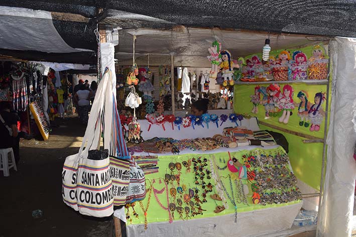 Mochilas con diferentes tejidos, muñecas, accesorios para niñas y mujeres adultas se podrán encontrar en esta feria. 