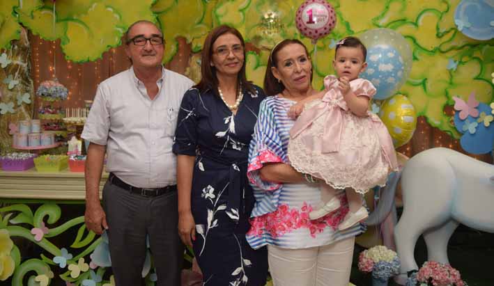 María Lucía con sus abuelos, Gerardo Serrano, Ana Mercedes Santiago, Nazly Cassalins.