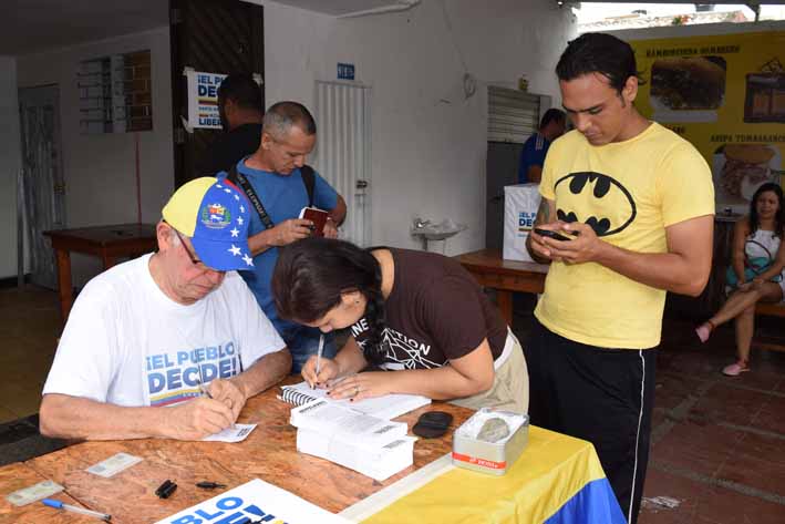 Desde temprano los venezolanos residentes en Santa Marta se acercaron a votar en la consulta popular.