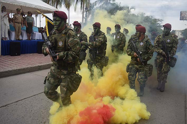 Con bombas de colores amarillo, azul y rojo, un grupo especializado de la Primera División del Ejército sorprendió a los samarios a su paso. 