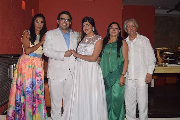 Los esposos Augusto Pereira y María Paola Sierra, junto a sus padres, Alma Yaneth Capataz, Ruby Zagarra y Alfonso Pereira.