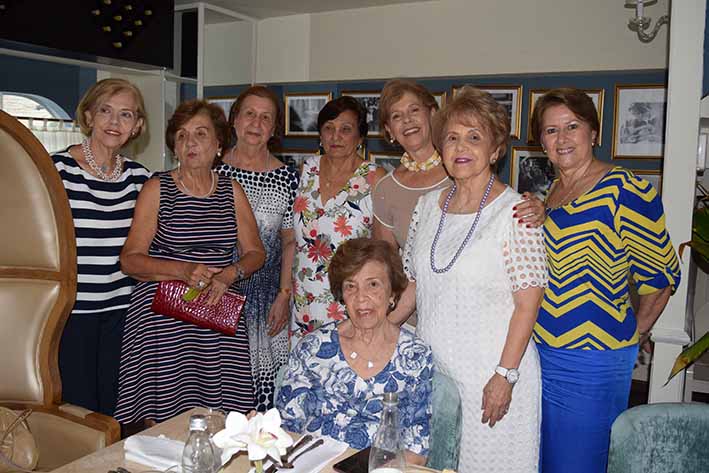 Estela de Gutiérrez, Alicia de Arango, Inés de Vives, Elsy de Torres, Betty de Cuello, Paulina de Lacouture, Rosita de Vives, María Teresa Lacouture. 