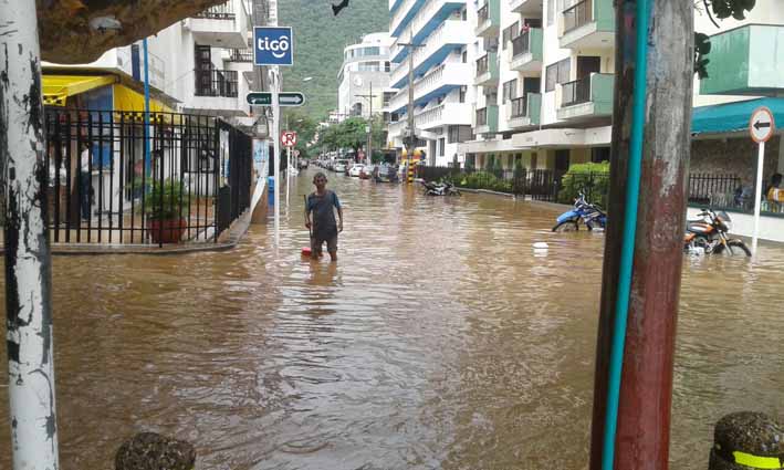 Las calles de El Rodadero se inundaron y sufrieron el leve impacto del fenómeno natural en Santa Marta.