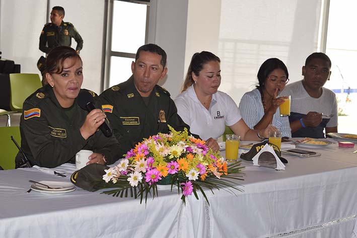 Coronel Sandra Vallejos, coronel Gustavo Berdugo, Anyancy Vidal, Laura Carrillo y William Mendivil. 