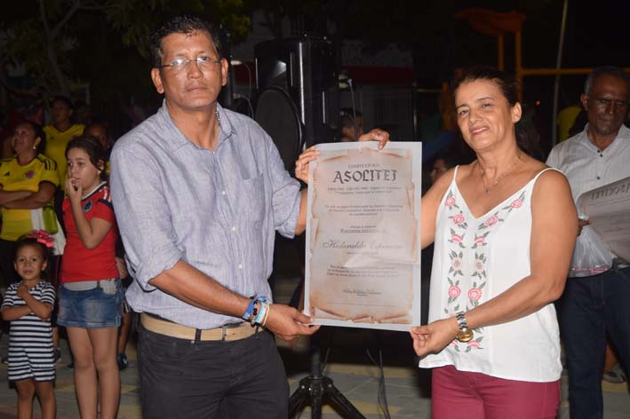 Reconocimiento a Hideraldo Espinoza, entrega Nubia Perdomo, presidenta del Comité Cívico Asolitej.