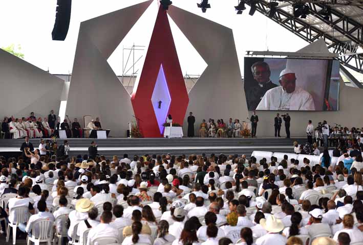 El papa Francisco participó del acto para promover la reconciliación con un grupo de víctimas del conflicto armado de más de medio siglo en Colombia.