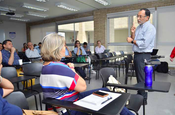Docentes de la Escuela Internacional de Administración y Marketing, de la Universidad Sergio Arboleda, recibieron una jornada de capacitaciones en el campo de las “Metodologías Activas”, impartidas por el Doctor en Ciencias Administrativas.