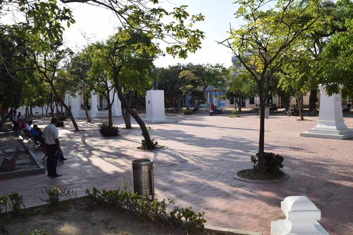 Ante la ausencia de autoridades, vendedores ambulantes ocupan los espacios públicos del parque, afectando a los negocios formales.   